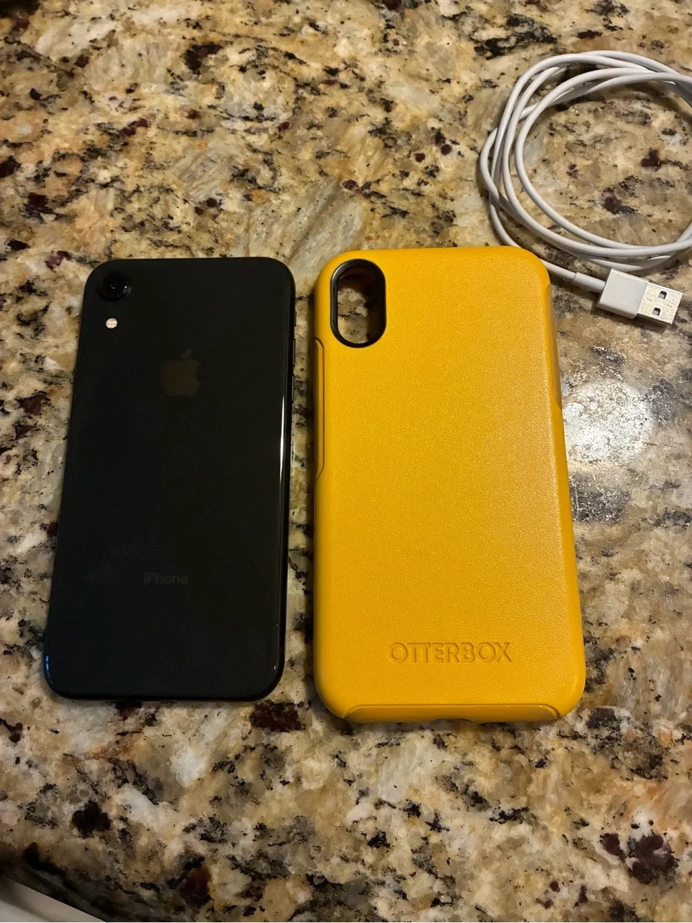 Apple iPhone XR 64GB Black Unlocked, with Otterbox | EUC